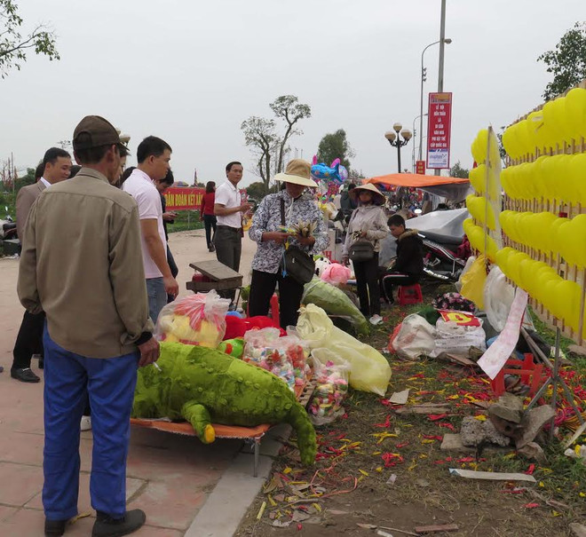 Những hình ảnh phản cảm tại Lễ hội đền Trần Thái Bình 2015 ảnh 7