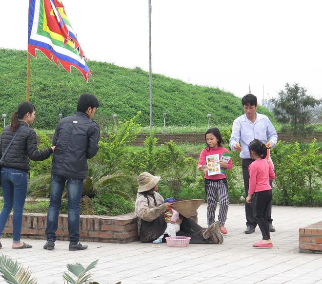 Những hình ảnh phản cảm tại Lễ hội đền Trần Thái Bình 2015 ảnh 1