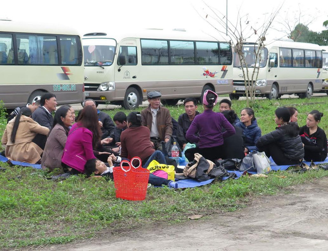 Những hình ảnh phản cảm tại Lễ hội đền Trần Thái Bình 2015 ảnh 6