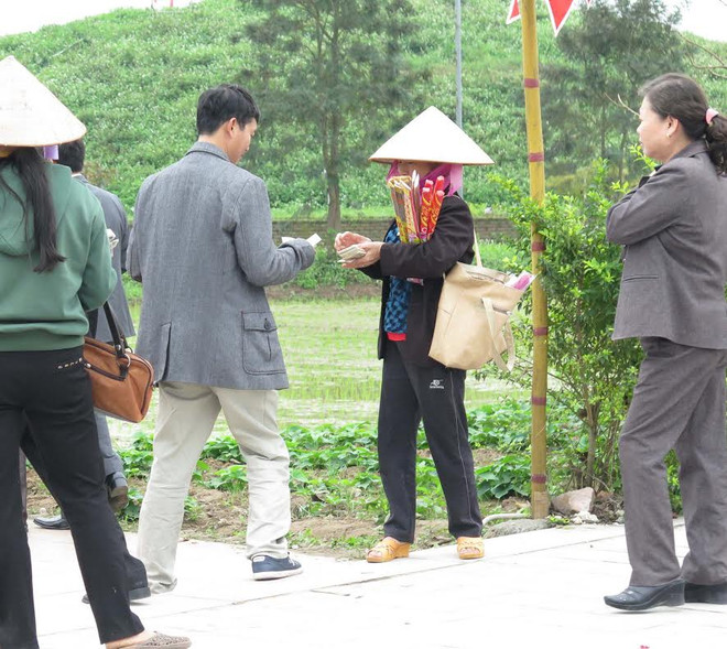 Những hình ảnh phản cảm tại Lễ hội đền Trần Thái Bình 2015 ảnh 4