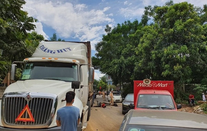 Hòa Bình: Xe đầu kéo va chạm môtô khiến 2 người tử vong ảnh 1