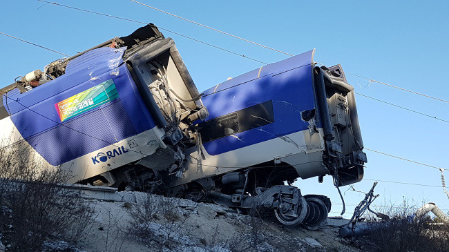 Hàn Quốc: Tàu cao tốc chệch đường ray khiến nhiều người bị thương ảnh 1