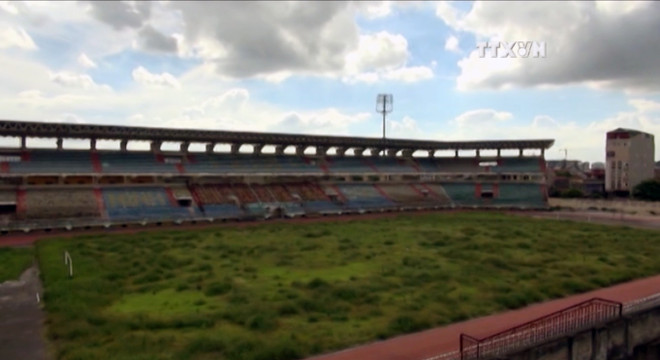 [Video] Xót xa khi chứng kiến mặt sân vận động Ninh Bình ảnh 1