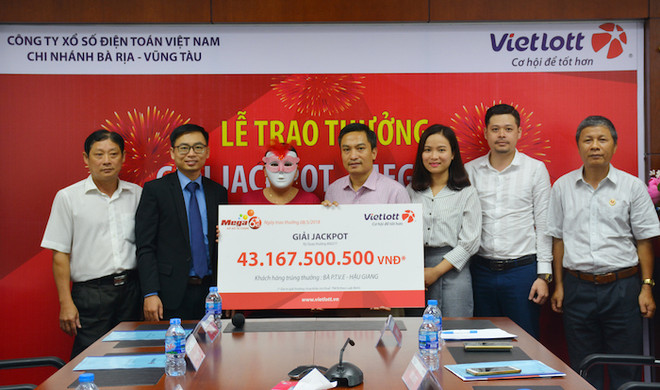 Nữ khách hàng ở Hậu Giang lĩnh thưởng giải Jackpot hơn 43 tỷ đồng ảnh 1