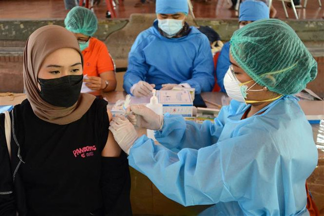 Indonesia đặt mục tiêu tiêm 2,5 triệu liều vaccine mỗi ngày ảnh 1