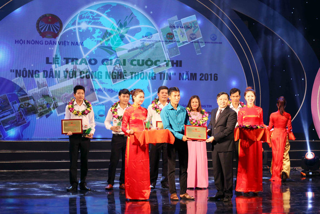 Ông Lại Xuân Môn - Chủ tịch Ban chấp hành Trung ương Hội Nông dân Việt Nam trao giải nhất của cuộc thi cho thí sinh Bùi Văn Xuân (Hòa Bình). (Ảnh: PV/Vietnam+) Nông dân sẽ “thua ngay trên sân nhà” nếu không tiếp cận với CNTT ảnh 1