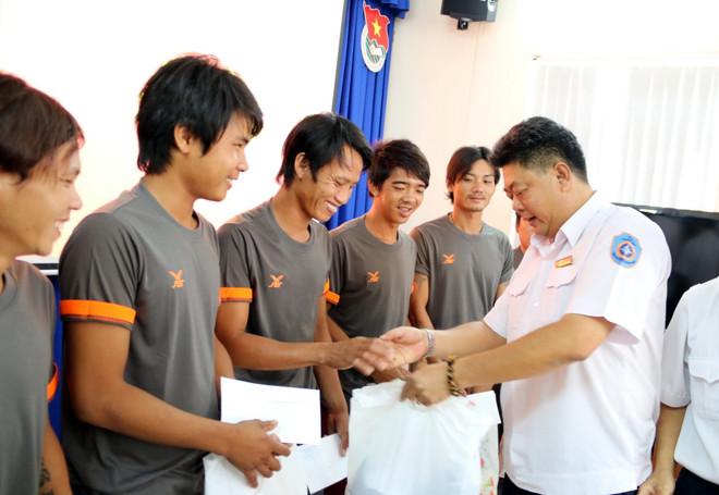 Bà Rịa-Vũng Tàu bàn giao 7 ngư dân tàu cá Bình Thuận bị chìm ảnh 1