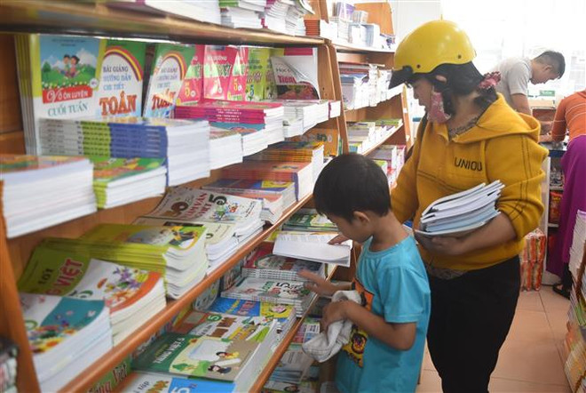 Hà Nam chủ động cung ứng đủ sách giáo khoa cho năm học mới ảnh 1