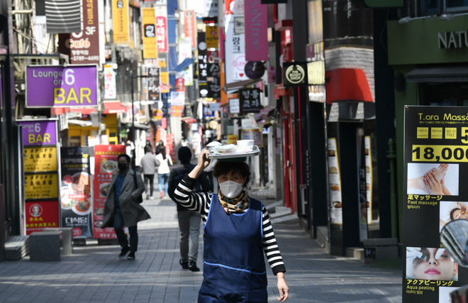 Người dân đeo khẩu trang phòng lây nhiễm COVID-19 tại Seoul, Hàn Quốc, ngày 23/4/2020. (Nguồn: AFP/TTXVN) Hàn Quốc tăng hạn mức mua khẩu trang cho người dân ảnh 1