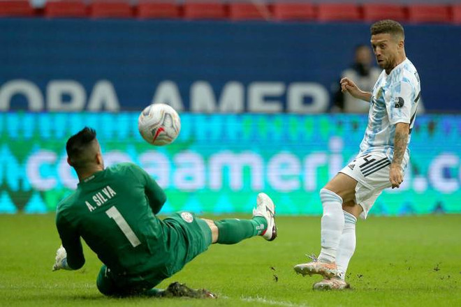 Alejandro Gomez (phải) ghi bàn mở tỷ số giúp Argentina vượt lên dẫn trước Paraguay trong cuộc chạm trán ở lượt trận thứ 3 Copa America 2021. (Nguồn: sportstar.thehindu.com) Copa America 2021: Đánh bại Paraguay, Argentina vào tứ kết ảnh 1
