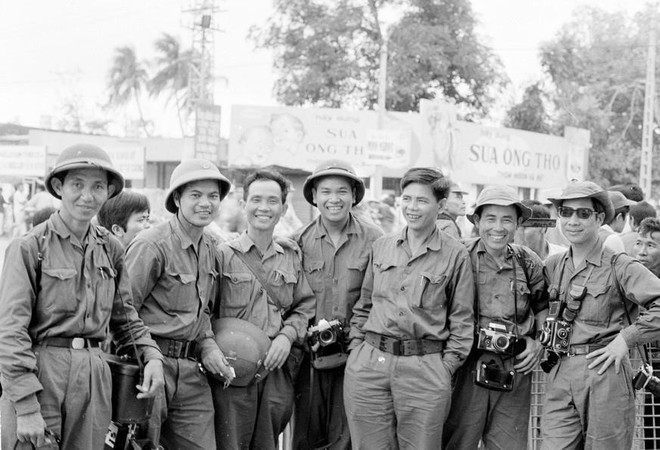 Phóng viên Thông tấn xã Giải phóng và Việt Nam Thông tấn xã tham gia đưa tin trong Chiến dịch Hồ Chí Minh, tháng 4/1975. (Nguồn: TTXVN) Tự hào là người phóng viên của Thông tấn xã Giải phóng ảnh 1