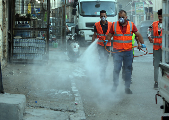 Phun thuốc khử trùng đường phố nhằm ngăn dịch COVID-19 lây lan, tại Baghdad, Iraq ngày 4/4/2020. (Nguồn: THX/TTXVN) Diễn biến COVID-19 đến 6h sáng 23/4: Số ca nhiễm vượt mức 2,6 triệu ảnh 5