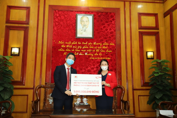 Chủ tịch Hội Chữ Thập Đỏ, Tiến sĩ Nguyễn Thị Xuân Thu tiếp nhận quà từ công ty Prudential Việt Nam. Trung ương Đoàn, Hội Chữ thập Đỏ tiếp tục chung tay chống dịch ảnh 2