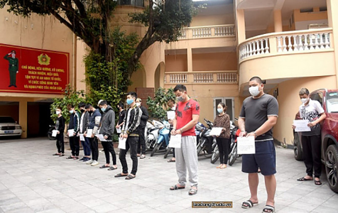 Các đối tượng đua xe gây rối trật tự công cộng tại khu vực hồ Hoàn Kiếm. Hà Nội chỉ đạo sớm xét xử vụ án đua xe máy gây rối trật tự tại Bờ Hồ ảnh 1