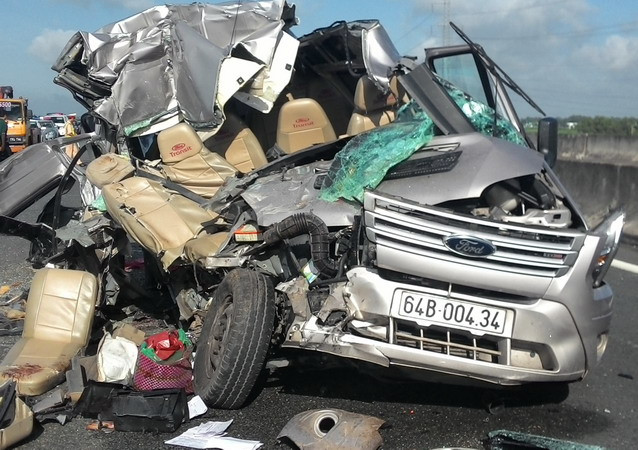 Xe khách đâm xe tải đi cùng chiều, 12 người thương vong ảnh 1