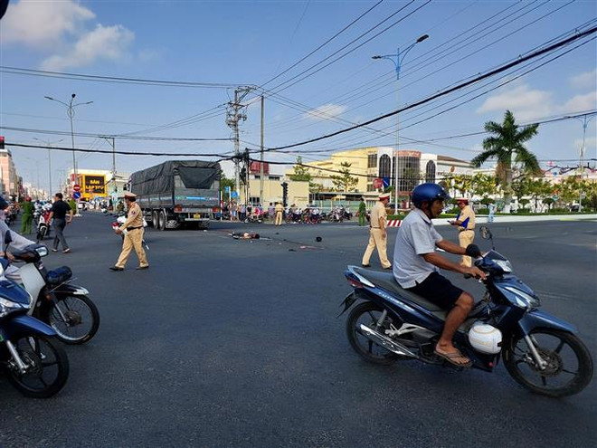 Cà Mau hỗ trợ gia đình có hai người tử vong vì tai nạn giao thông ảnh 1