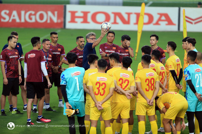Ông Troussier kết hợp lực lượng Đội tuyển Quốc gia và U23 Việt Nam tập chung giáo án trong giai đoạn huấn luyện đầu tiên. (Nguồn: VFF) Đội tuyển Quốc gia và U23 chung giáo án "rèn quân" của thầy Troussier ảnh 1