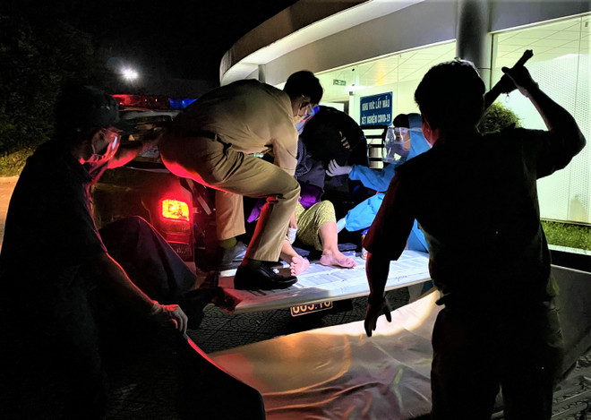 Tổ Cảnh sát phòng, chống dịch chở cụ bà 86 tuổi đi cấp cứu kịp thời ảnh 1