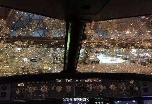 [Photo] Đầu máy bay thủng lỗ chỗ do gặp phải trận mưa đá ảnh 4