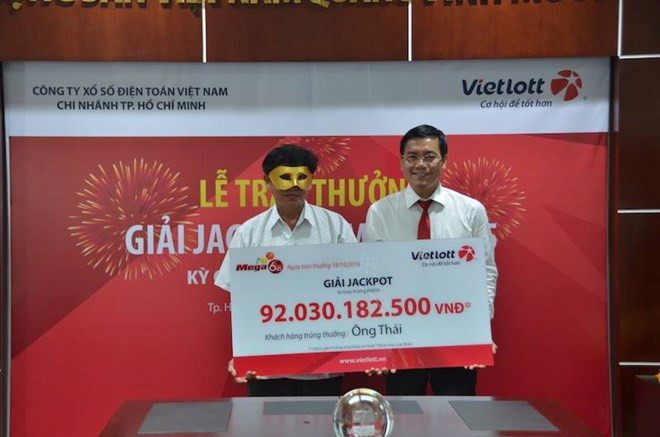 Người đầu tiên trúng giải Jackpot trị giá 92 tỷ đồng. (Ảnh: Vietlott) Nhìn lại những chuyện gây “sốt” trong ngành tài chính năm 2016 ảnh 5