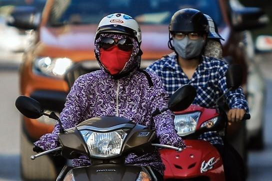 Người dân ra đường trong trang phục kín mít để bảo vệ bản thân vì khói bụi và ô nhiễm không khí. (Ảnh: Trọng Đạt/TTXVN) Chỉ số không khí ở thủ đô Hà Nội ô nhiễm ở mức nghiêm trọng ảnh 5