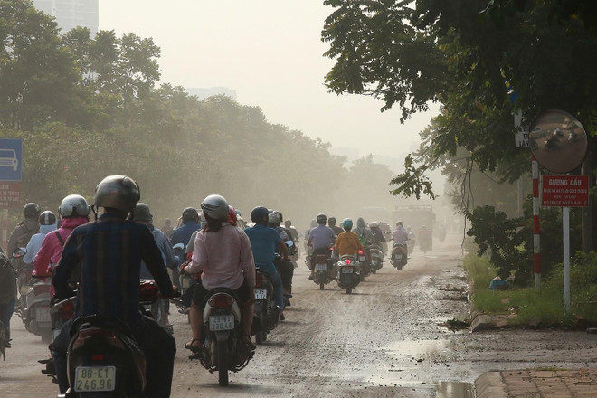 Đoạn đường đầy bụi trên đại lộ Thăng Long đoạn gần khu rẽ vào Thiên đường Bảo Sơn. (Ảnh: Trọng Đạt/TTXVN) Chỉ số không khí ở thủ đô Hà Nội ô nhiễm ở mức nghiêm trọng ảnh 4