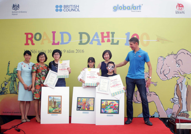 Đại sứ Anh ấn tượng với khả năng vẽ tranh của trẻ em Việt Nam ảnh 1