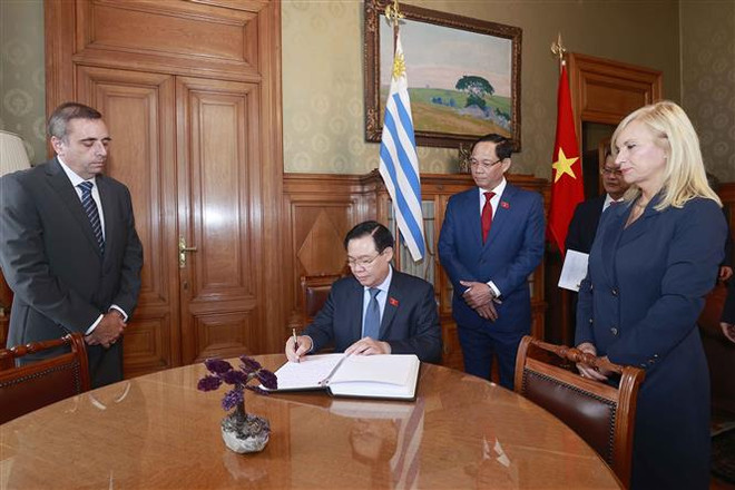 Chủ tịch Quốc hội Vương Đình Huệ ký sổ lưu niệm nhân cuộc hội đàm với với Chủ tịch Thượng viện Beatriz Argimon và Chủ tịch Hạ viện Sebastian Andujar, sáng 27/4/2023 (theo giờ địa phương). (Ảnh: Doãn Tấn/TTXVN) Thiết thực kỷ niệm 30 năm quan hệ ngoại giao Việt Nam-Uruguay ảnh 2