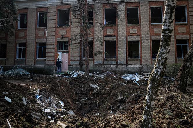 Nhiều tòa nhà bị hư hại sau các cuộc xung đột tại Kramatorsk (Ukraine), ngày 24/4/2023. (Ảnh: AFP/TTXVN) Nga "hoan nghênh mọi nỗ lực" thúc đẩy chấm dứt xung đột tại Ukraine ảnh 1