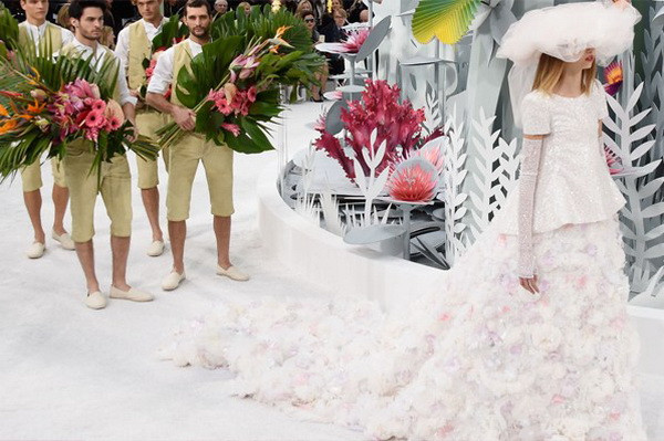 Chanel Haute Couture Xuân Hè 2015: Cảm hứng "Nghi lễ Mùa Xuân" ảnh 7