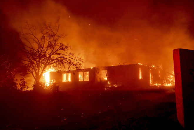 Tổng thống Mỹ tranh cãi với lãnh đạo California về các vụ cháy rừng ảnh 1