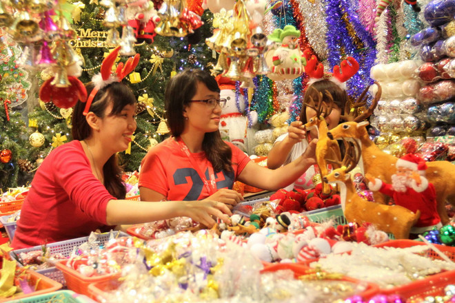 [Photo] Thị trường mặt hàng giáng sinh nhộn nhịp trước ngày lễ ảnh 2