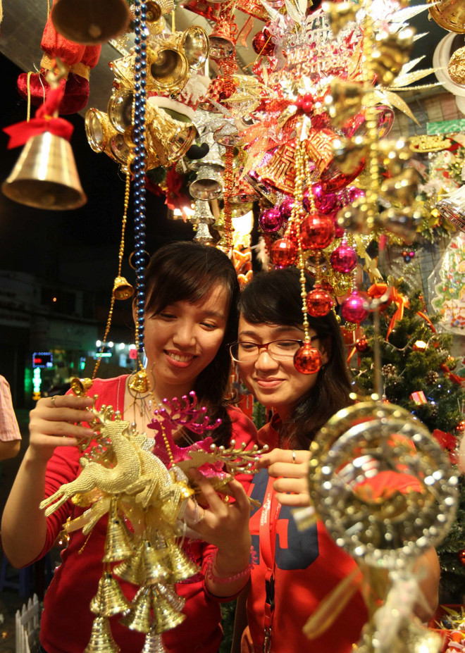 [Photo] Thị trường mặt hàng giáng sinh nhộn nhịp trước ngày lễ ảnh 1