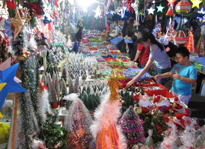 [Photo] Thị trường mặt hàng giáng sinh nhộn nhịp trước ngày lễ ảnh 3