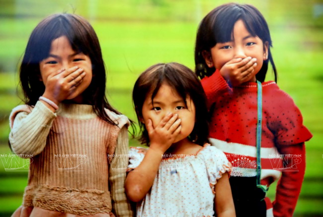 Trẻ em Việt Nam thơ ngây qua ống kính Réhahn Croquevielle ảnh 7