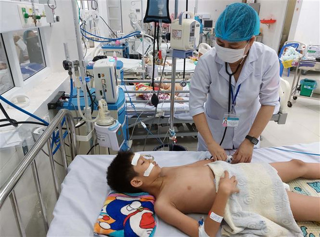 Trẻ em bị sốt xuất huyết được điều trị tại khoa Nhi-Bệnh viện Đa khoa tỉnh Ninh Thuận. (Ảnh: Công Thử/TTXVN) Ninh Thuận: Không để bệnh sốt xuất huyết Dengue bùng phát thành dịch ảnh 1