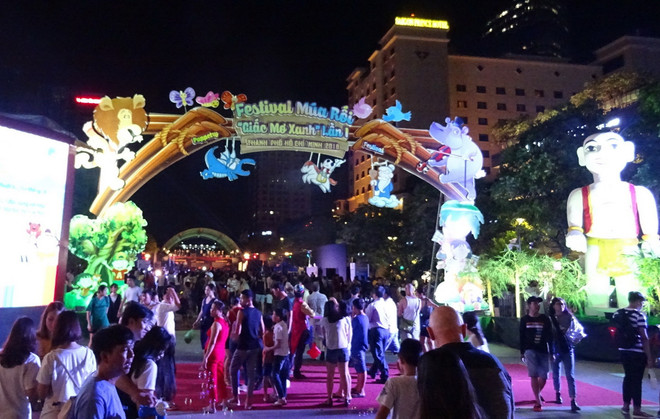 Đông đảo người dân và du khách thành phố tham dự Festival. (Ảnh: Gia Thuận/TTXVN) Khai mạc Festival nghệ thuật Múa rối Việt Nam lần thứ nhất ảnh 1