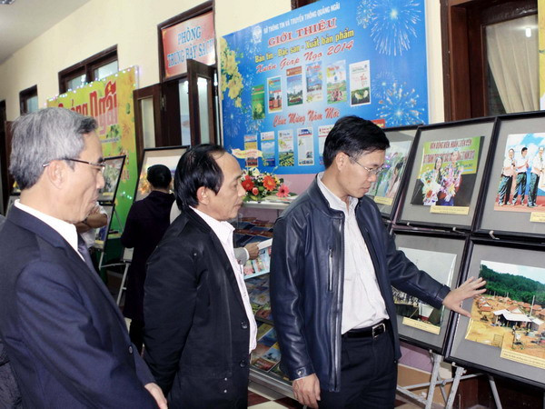 Khách thăm quan Hội báo Xuân tỉnh Quảng Ngãi. (Ảnh: Thanh Long/TTXVN) Các Hội nhà báo tưng bừng tổ chức Hội Báo Xuân ảnh 1