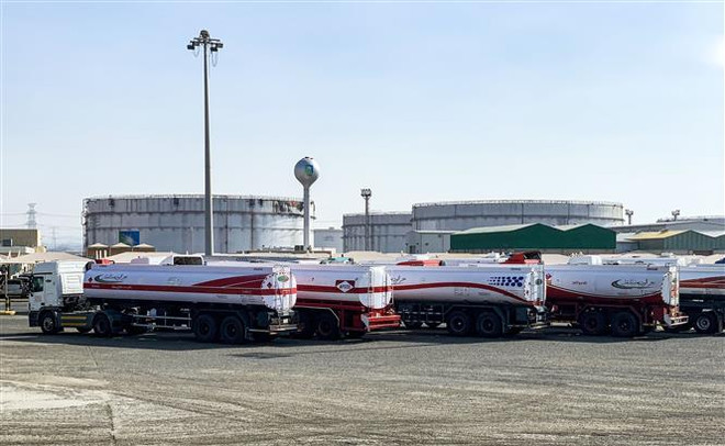 Xe chở dầu tại một cơ sở lọc dầu ở Jeddah (Saudi Arabia). (Ảnh: AFP/TTXVN) OPEC+ nỗ lực chống "những bất trắc" trên thị trường dầu mỏ ảnh 1