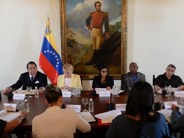 Ngoại trưởng Venezuela Delcy Rodriguez (giữa, phía xa) và các thành viên Ủy ban tìm kiếm sự thật và pháp lý trong một cuộc họp tại Caracas ngày 2/12. (Nguồn: AFP/TTXVN) Xem xét lại tư cách thành viên của Venezuela trong khối Mercosur ảnh 1