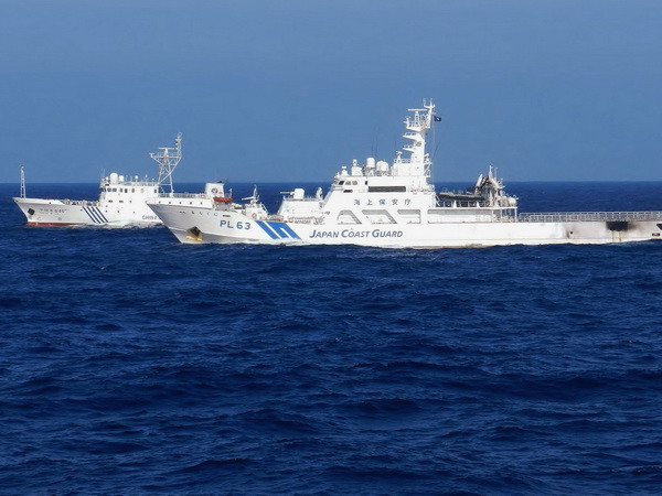 Tàu hải giám của Trung Quốc đi vào vùng biển xung quanh quần đảo Senkaku. (Nguồn: AFP/TTXVN) Nhật Bản-Trung Quốc tiếp tục bất đồng về đường dây nóng trên biển ảnh 1
