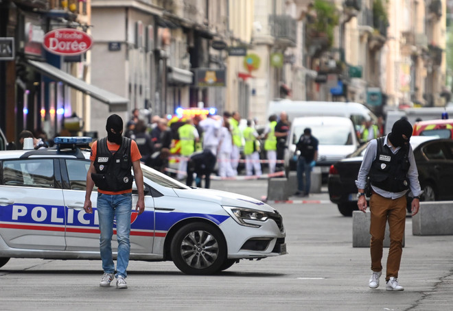 Cảnh sát điều tra tại hiện trường vụ nổ ở thành phố Lyon, Pháp ngày 25/5. (Nguồn: AFP/TTXVN) Pháp bắt giữ 4 đối tượng liên quan vụ nổ tại phố đi bộ ở Lyon ảnh 1