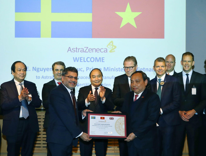 Thủ tướng Nguyễn Xuân Phúc chứng kiến Lễ trao biểu trưng cam kết đầu tư của AstraZeneca tại Việt Nam. (Ảnh: Thống Nhất/TTXVN) Thủ tướng thăm tập đoàn dược phẩm hàng đầu Thụy Điển AstraZeneca ảnh 1