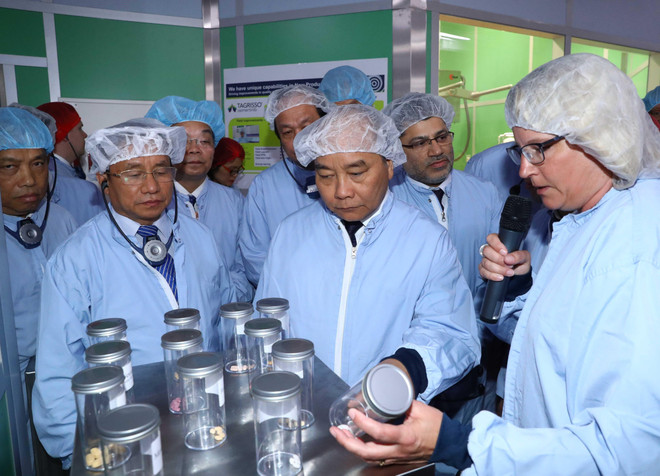 Thủ tướng Nguyễn Xuân Phúc thăm cơ sở sản xuất của tập đoàn dược phẩm AstraZeneca. (Ảnh: Thống Nhất/TTXVN) Thủ tướng thăm tập đoàn dược phẩm hàng đầu Thụy Điển AstraZeneca ảnh 2