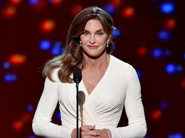 Giải Phụ nữ của năm được trao cho người chuyển giới gây bức xúc ảnh 1