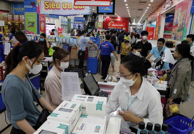 Người dân thanh toán tiền hàng sau khi mua sắm tại Co.opmart Hà Đông (Hà Nội). (Ảnh minh họa: Trần Việt/TTXVN) Tổng cục Thuế: Đã tiếp nhận 3,2 triệu hóa đơn điện tử từ máy tính tiền ảnh 1
