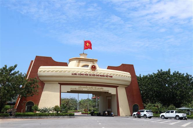 Người và phương tiện chuẩn bị xuất cảnh sang Lào thông qua Cửa khẩu quốc tế Lao Bảo (Quảng Trị) trên Hành lang Kinh tế Đông-Tây. (Ảnh: Nguyên Lý/TTXVN) Quảng Trị thu hút đầu tư logistics ở các khu vực cửa khẩu và cảng biển ảnh 2