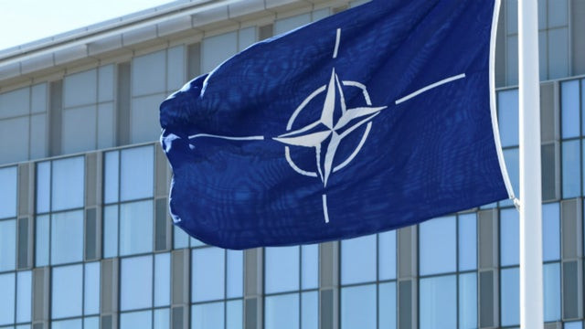 Lá cờ tổ chức quân sự NATO. (Nguồn: Getty Images) Thượng viện Mỹ phê chuẩn CH Bắc Macedonia gia nhập NATO ảnh 1
