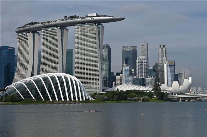 Quang cảnh khu trung tâm tài chính của Singapore. (Ảnh: AFP/TTXVN) Ông Lý Hiển Long kêu gọi Singapore tìm cách "tránh suy thoái kinh tế" ảnh 1