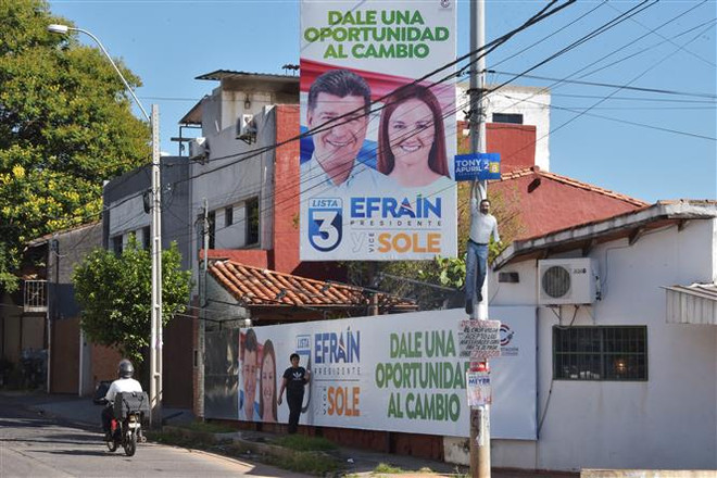 Một băngrôn bầu cử tại Asuncion (Paraguay) ngày 29/4/2023. (Ảnh: AFP/TTXVN) Paraguay tiến hành cuộc bầu cử Tổng thống "gay cấn nhất trong lịch sử" ảnh 1